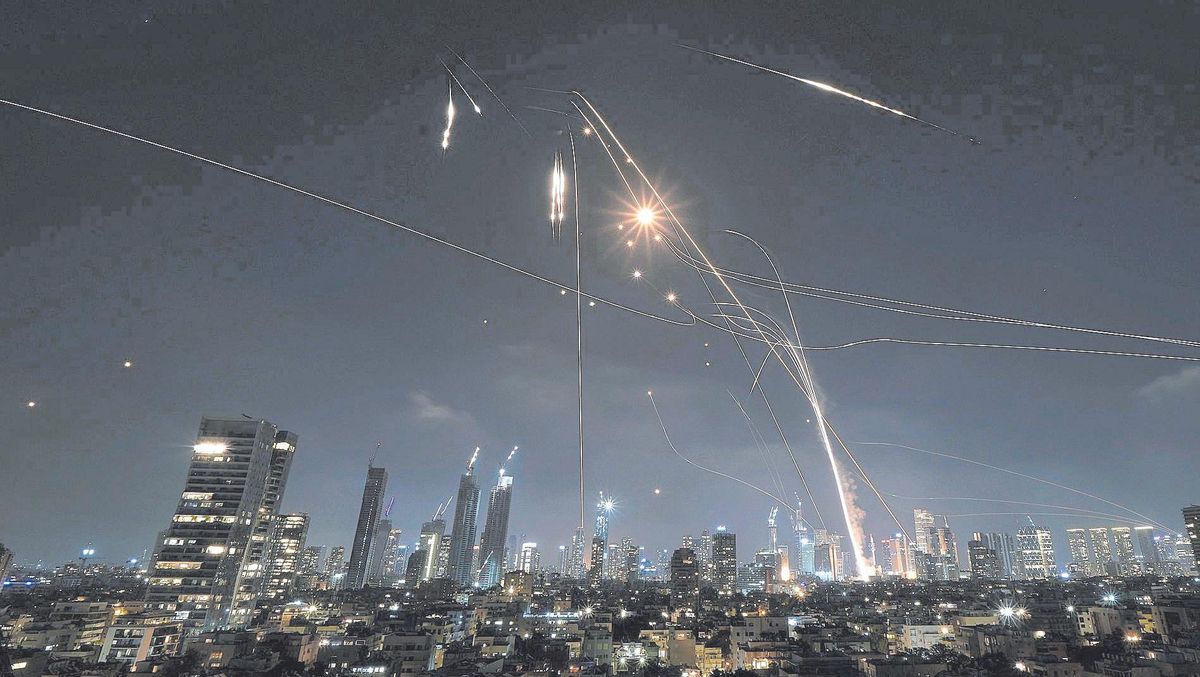 Israel e Irán intercambian misiles y bombardeos en una noche que deja al menos 81 fallecidos
