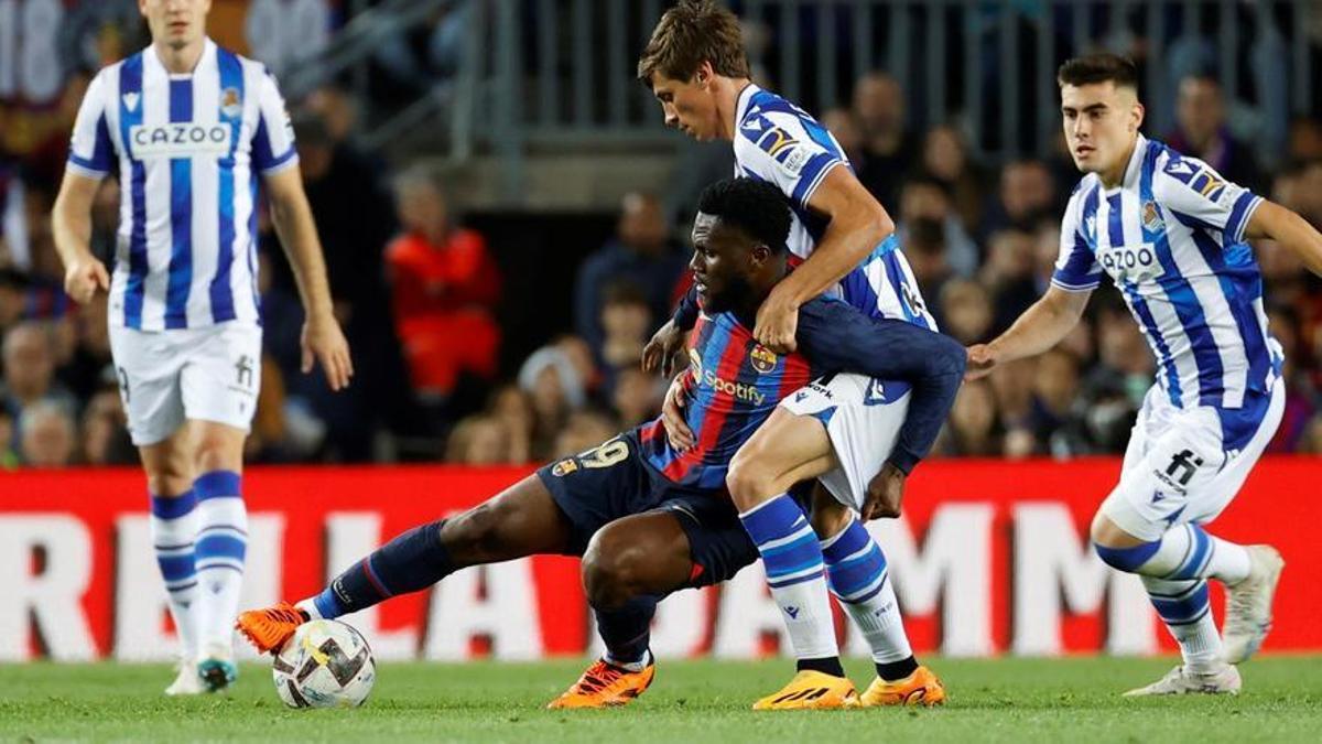 Le Normand pelea con Kessié en el Barça-Real Sociedad del Camp Nou.