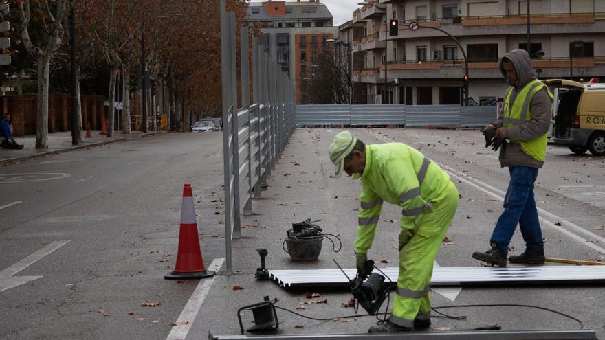 Operarios zamoranos inician el montaje del Mercado alternativo en la Marina