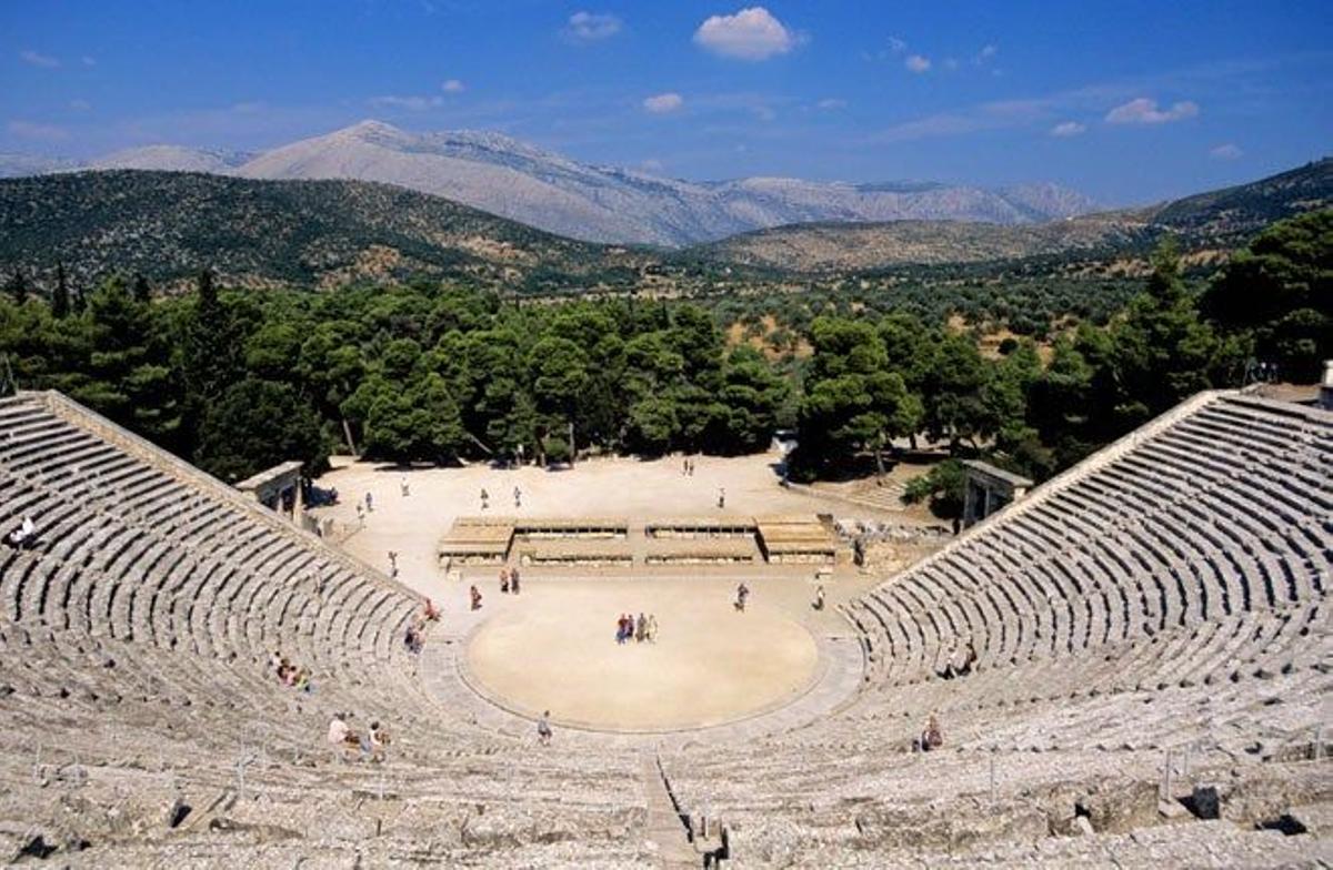 El Teatro de Epidauro es del siglo IV a. C.y se construyó en honor al dios médico Asclepio.