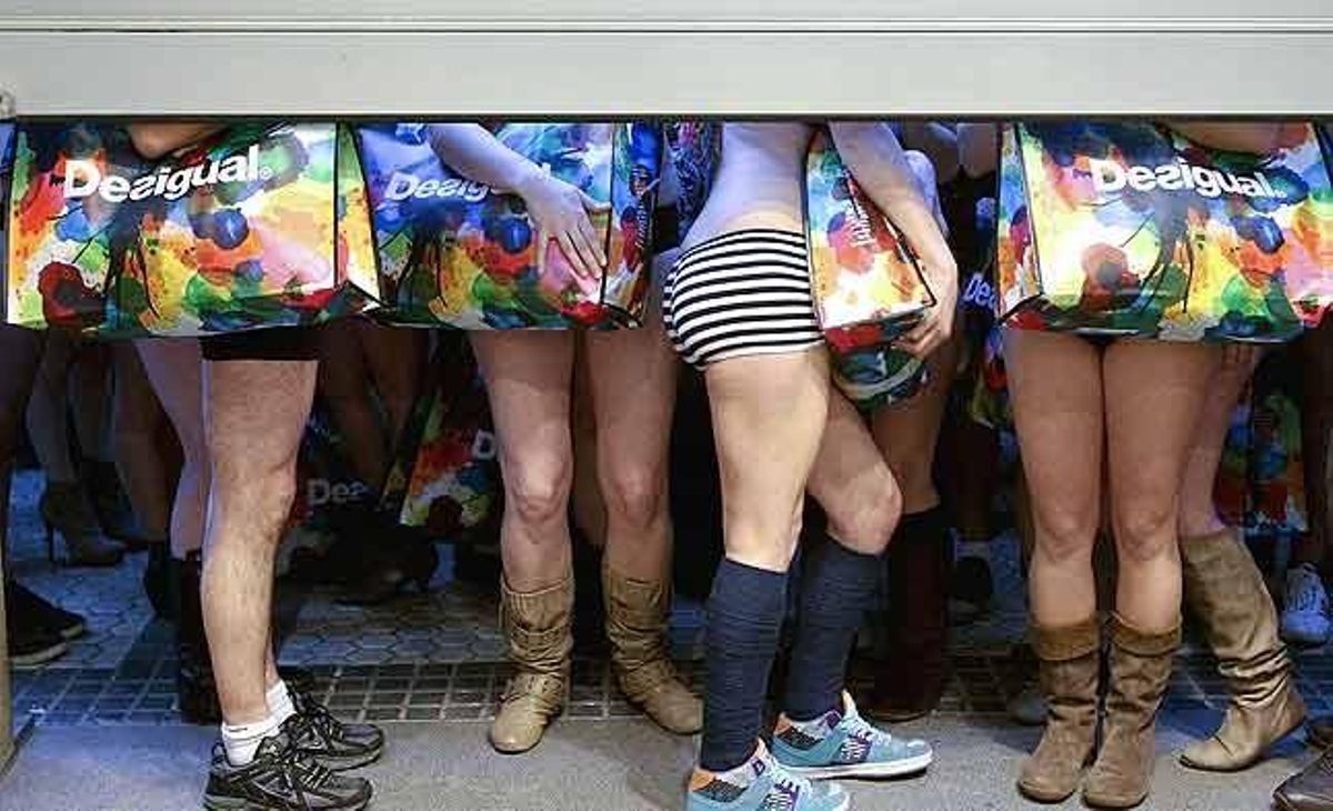 Persones a l’espera que pugi la persiana d’una botiga Desigual a Sant Sebastià (Guipúscoa).