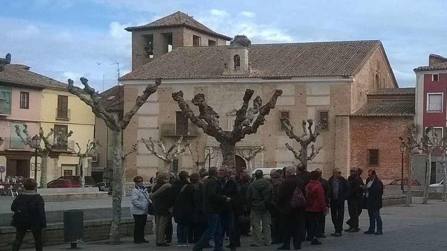 Un grupo de visitantes se dispone a iniciar su recorrido turístico por la ciudad de Toro.