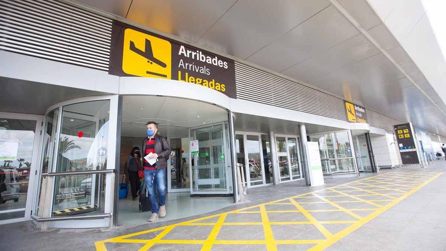 Turistas con cuentagotas en el aeropuerto de Ibiza