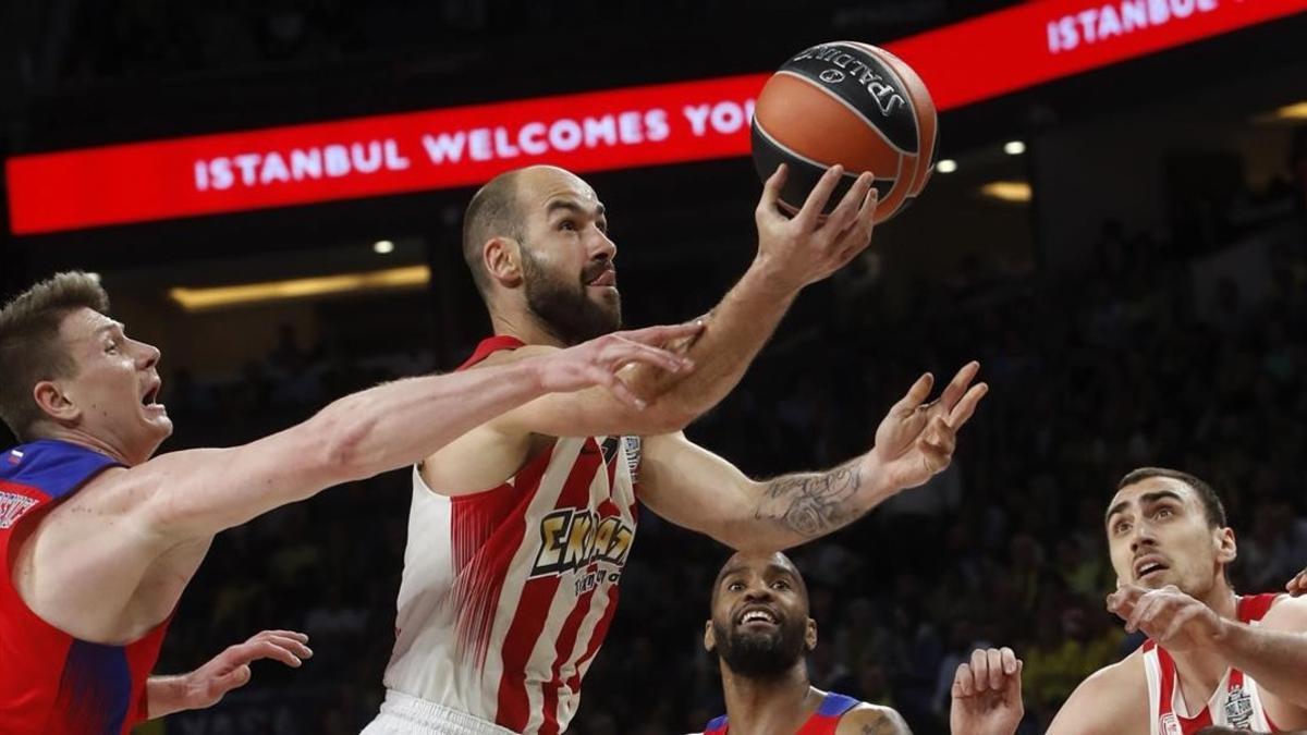 El base griego del Olympiacos Vassilis Spanoulis entra a canasta durante la semifinal de la 'final four' de la Euroliga contra el CSKA.