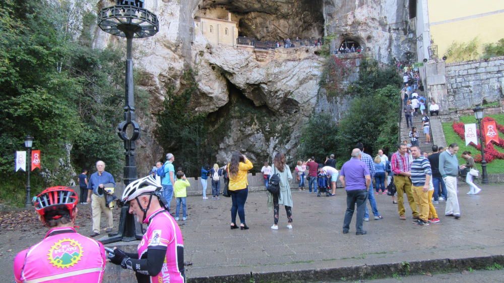 Turistas en Covadonga en el puente del 12 de octubre