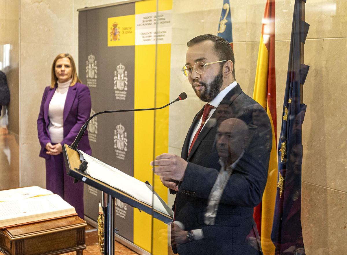 Nieves, durante su toma de posesión, a la que acudió Alejandro Soler, con Pilar Bernabé al fondo de la imagen