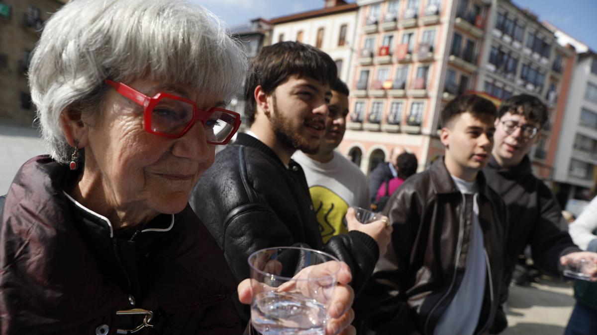 VÍDEO: Aguas de Avilés celebra el Día Internacional del Agua con una cata para que los avilesinos adivinen cuál proviene del grifo