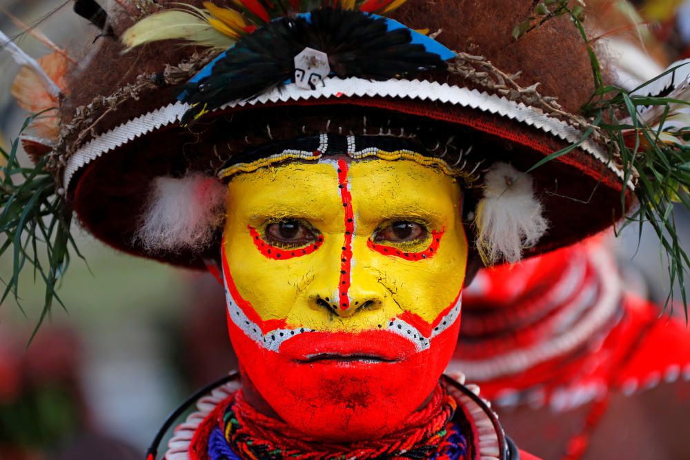 A traditional dancer from the Southern Highlands ...