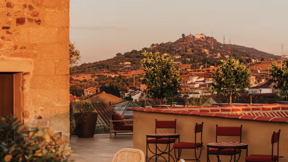 La terraza panorámica del Hilton de Godoy con vistas a la Montaña.