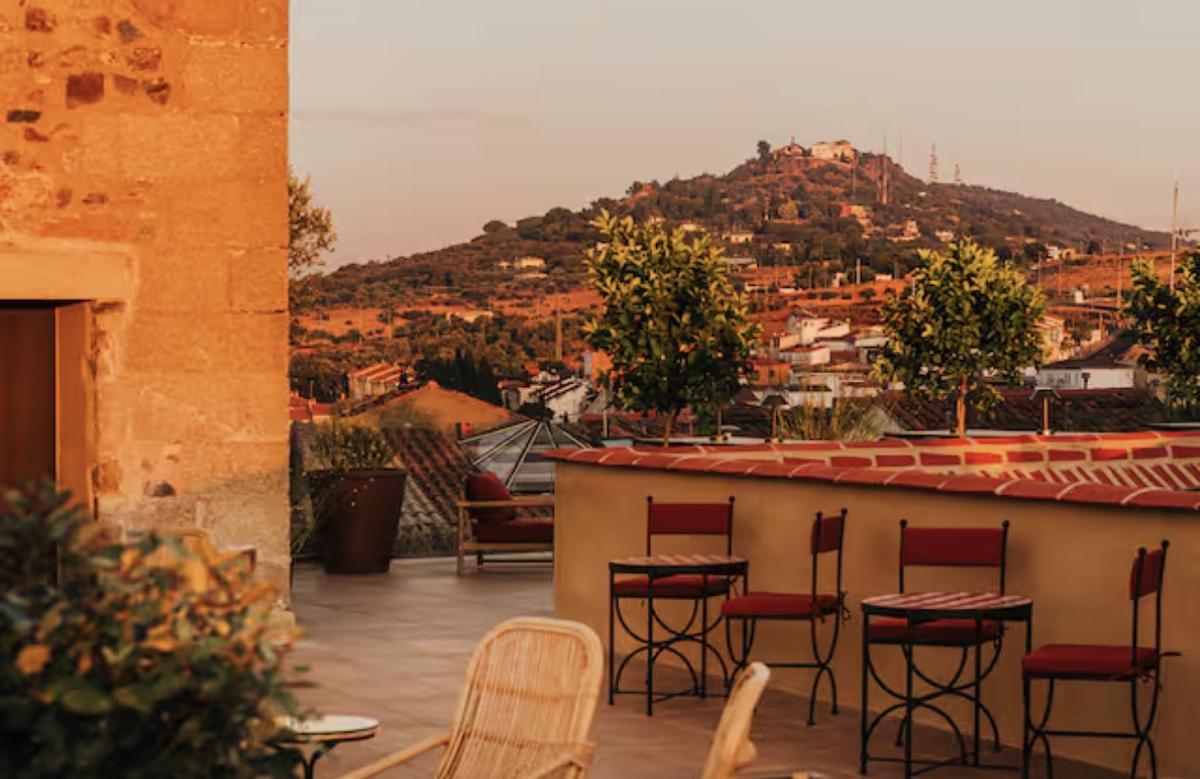 La terraza panorámica del Hilton de Godoy con vistas a la Montaña.