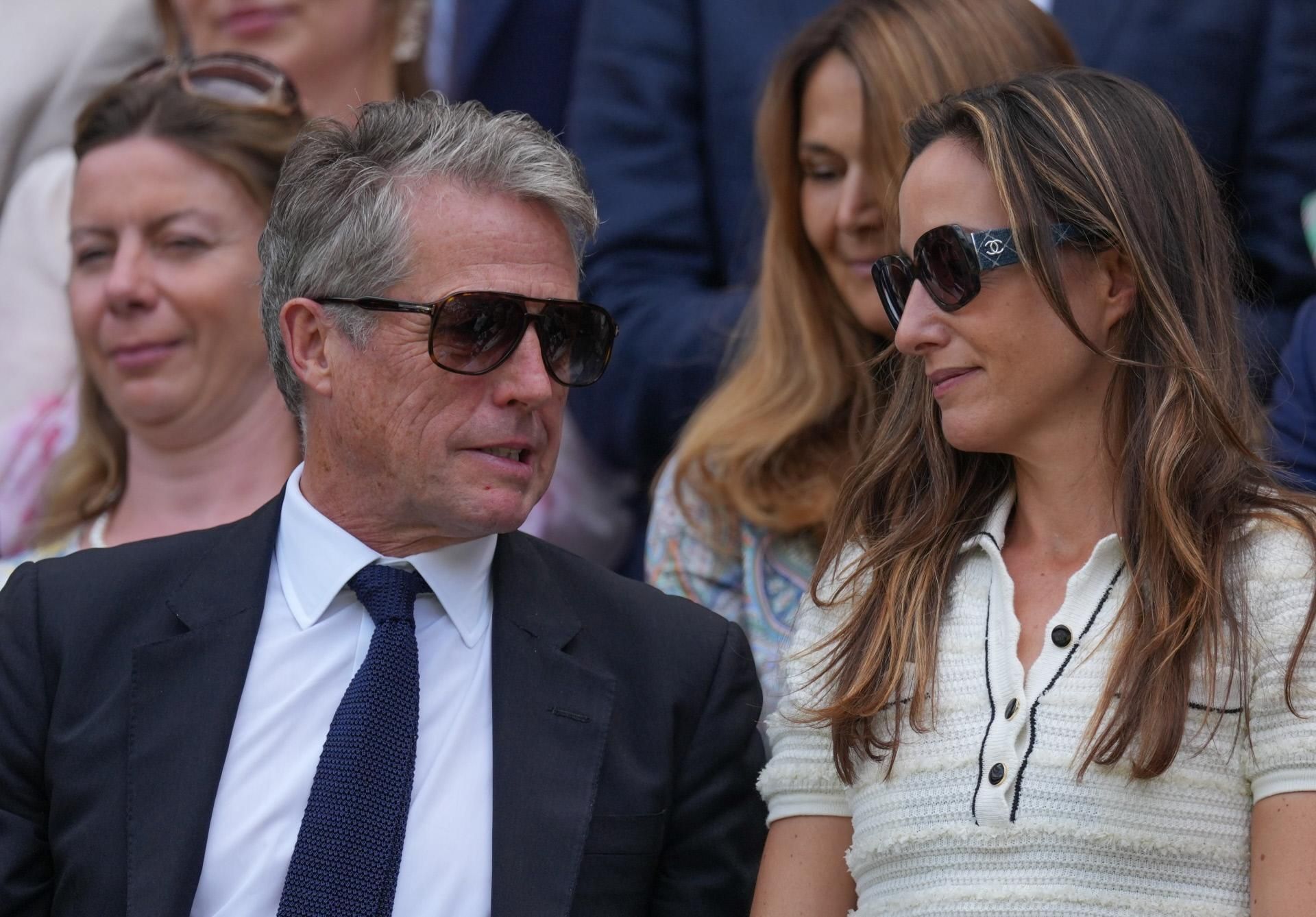 Hugh Grant junto a su esposa en Wimbledon