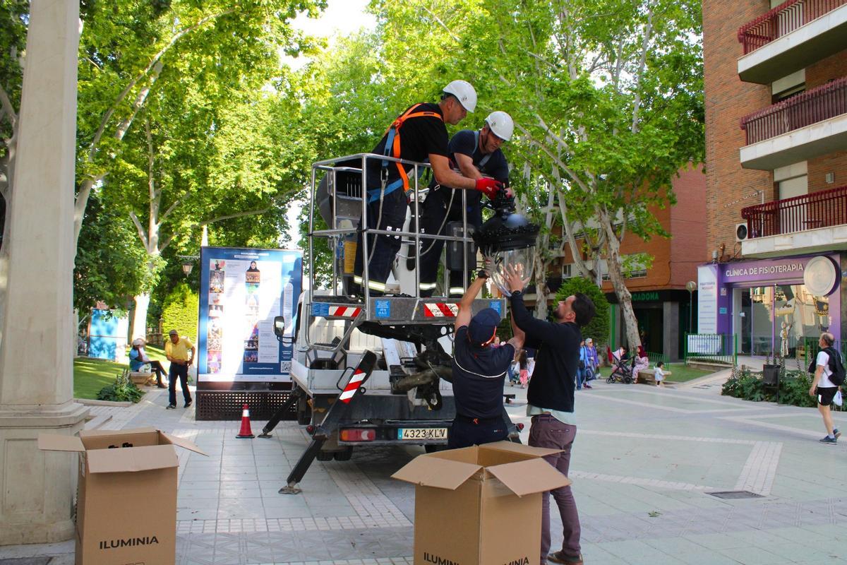 Trabajos de sustitución de las luminarias de la Alameda de la Constitución.