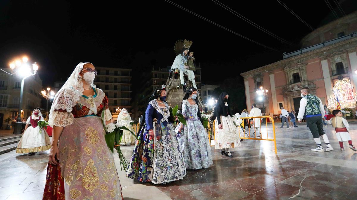 Búscate en el primer día de la ofrenda por la Calle Caballeros de las 21:00 a las 22:00