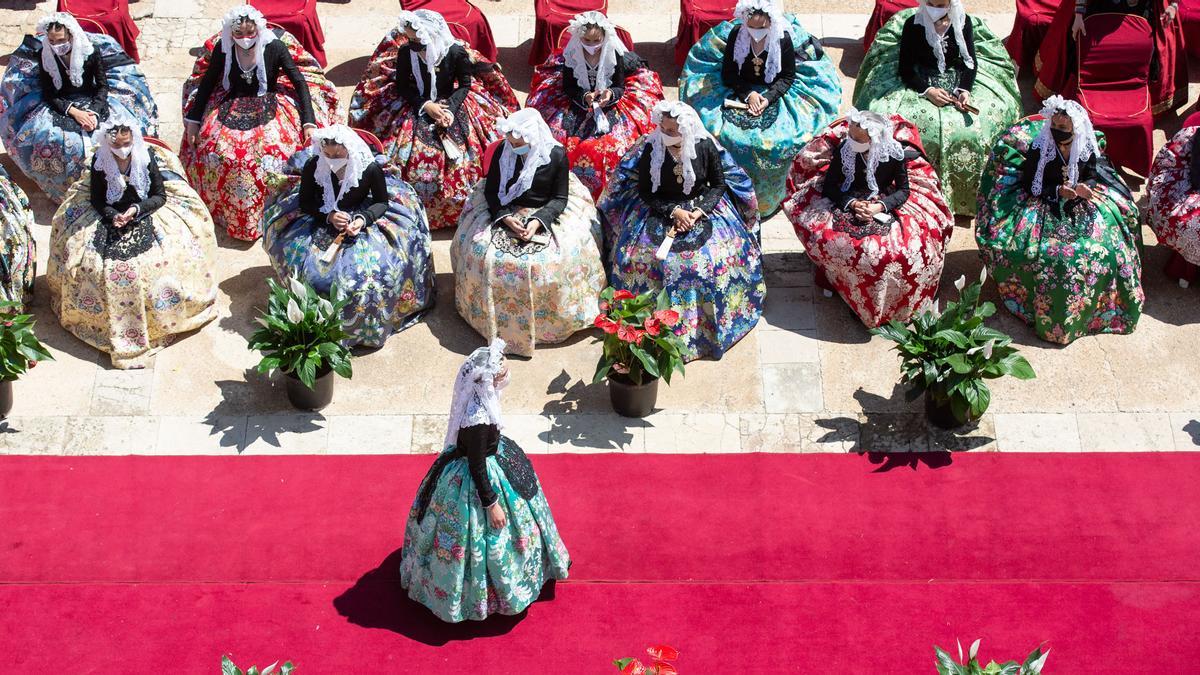 Las 82 candidatas a Bellea del Foc Infantil se reúnen en el Castillo de Santa Bárbara