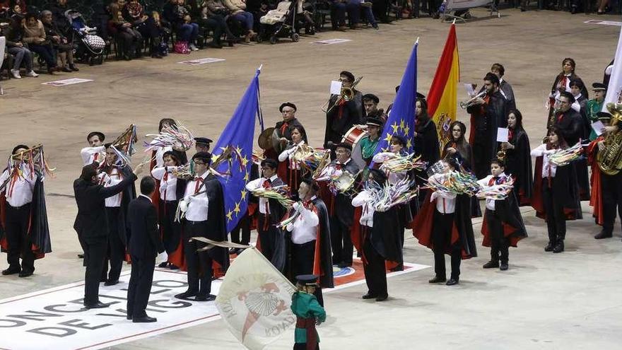 Una de las 13 rondallas que ayer exhibieron su talento sobre el escenario del Ifevi. // Fotos: Ricardo Grobas