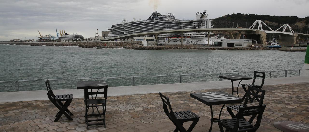 Un crucero atracado en el Port de Barcelona, visto desde el nuevo Rompeolas.