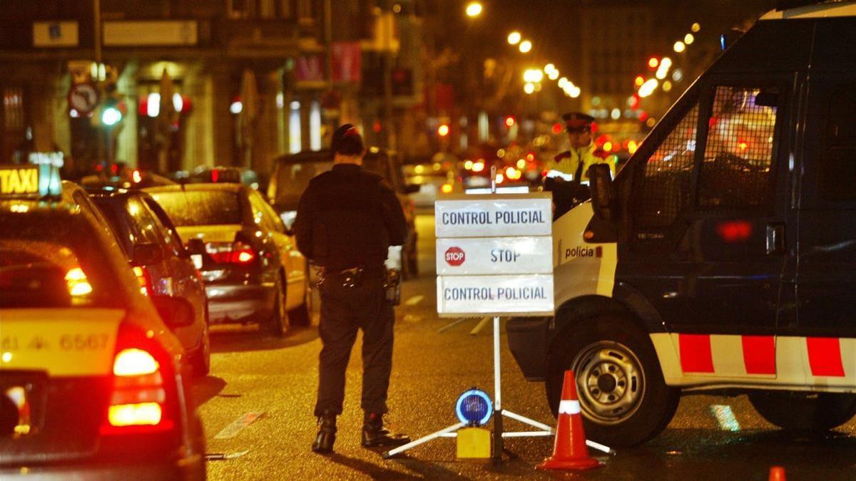 BARCELONA 20071027     CONTROL DE DROGAS Y ALCOHOL EN LA CALLE DE BALMES ESQUINA ARAGON HOY   MADRUGADA DEL SABADO 27 DE OCTUBRE DE 2007     FOTOGRAFIA DE SERGIO LAINZ