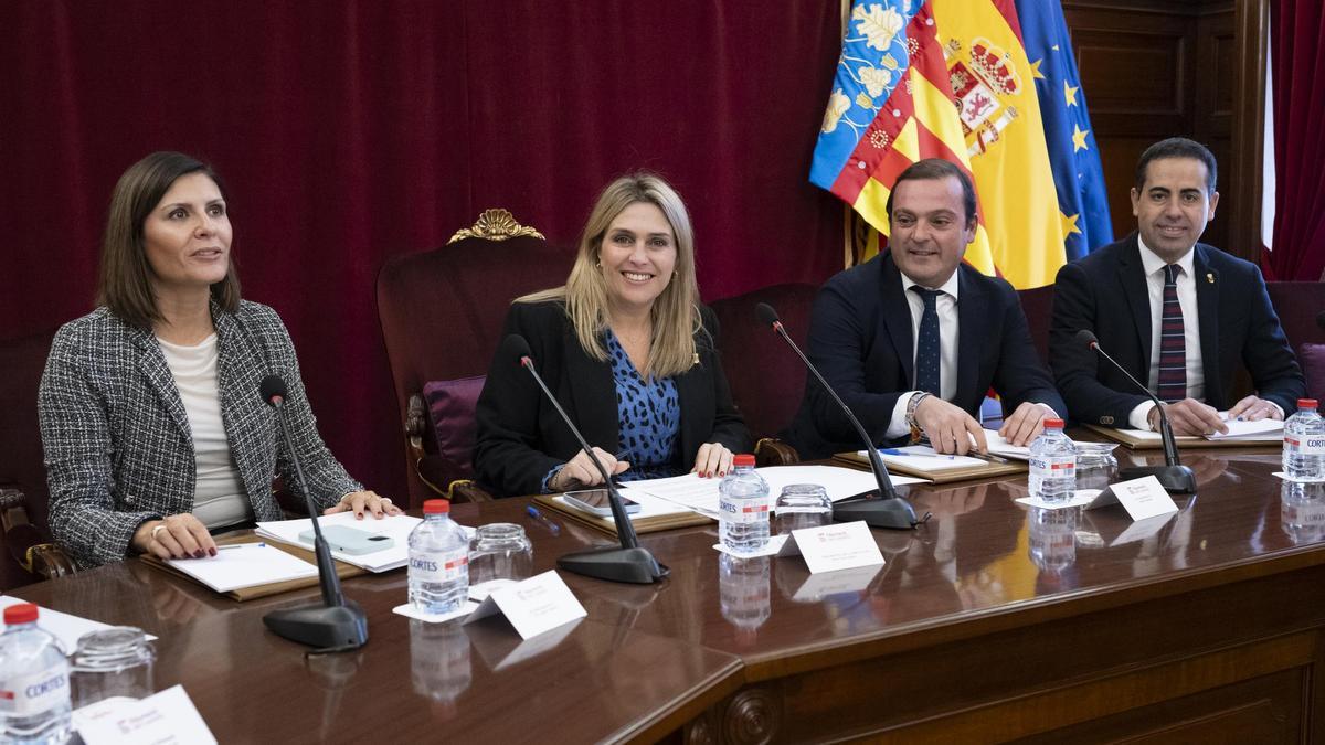 La presidenta de la Diputación, Marta Barrachina (c.), junto con los tres vicepresidentes de la institución provincial.