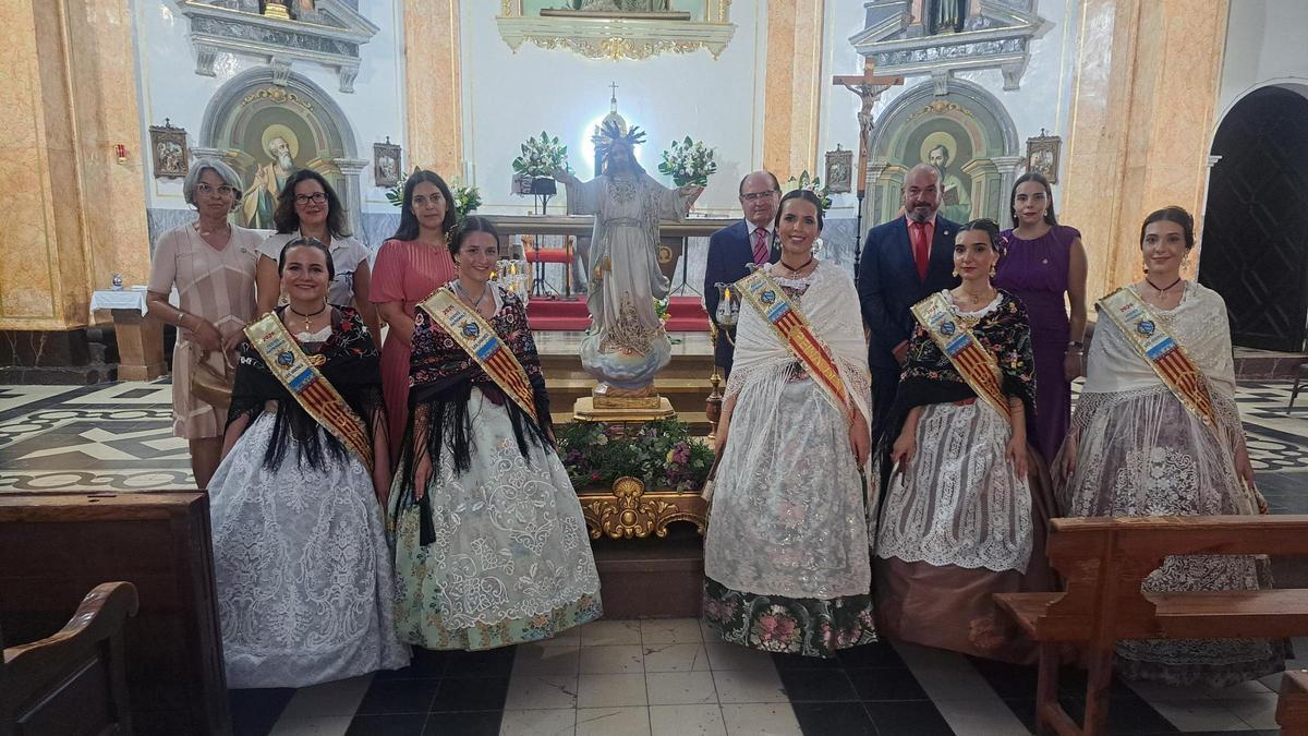 La reina, su corte de honor y autoridades en la misa solemne en honor al Salvador