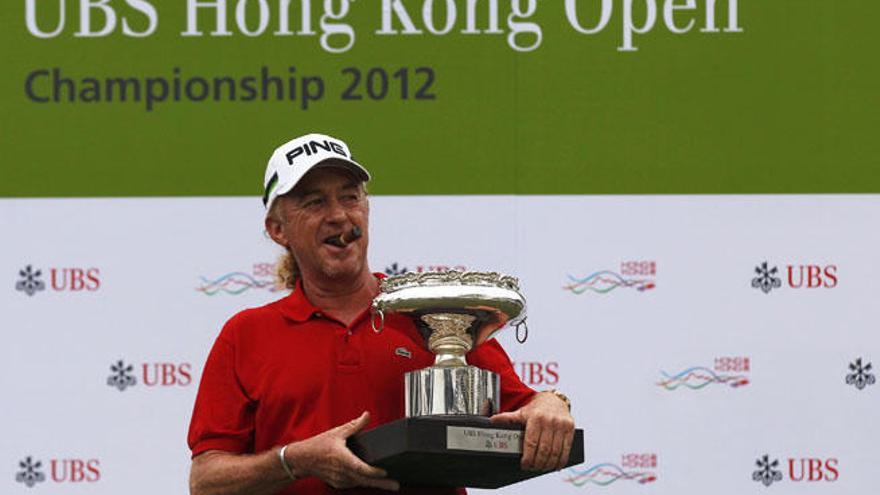 Jiménez, con el trofeo del abierto de Hong Kong.