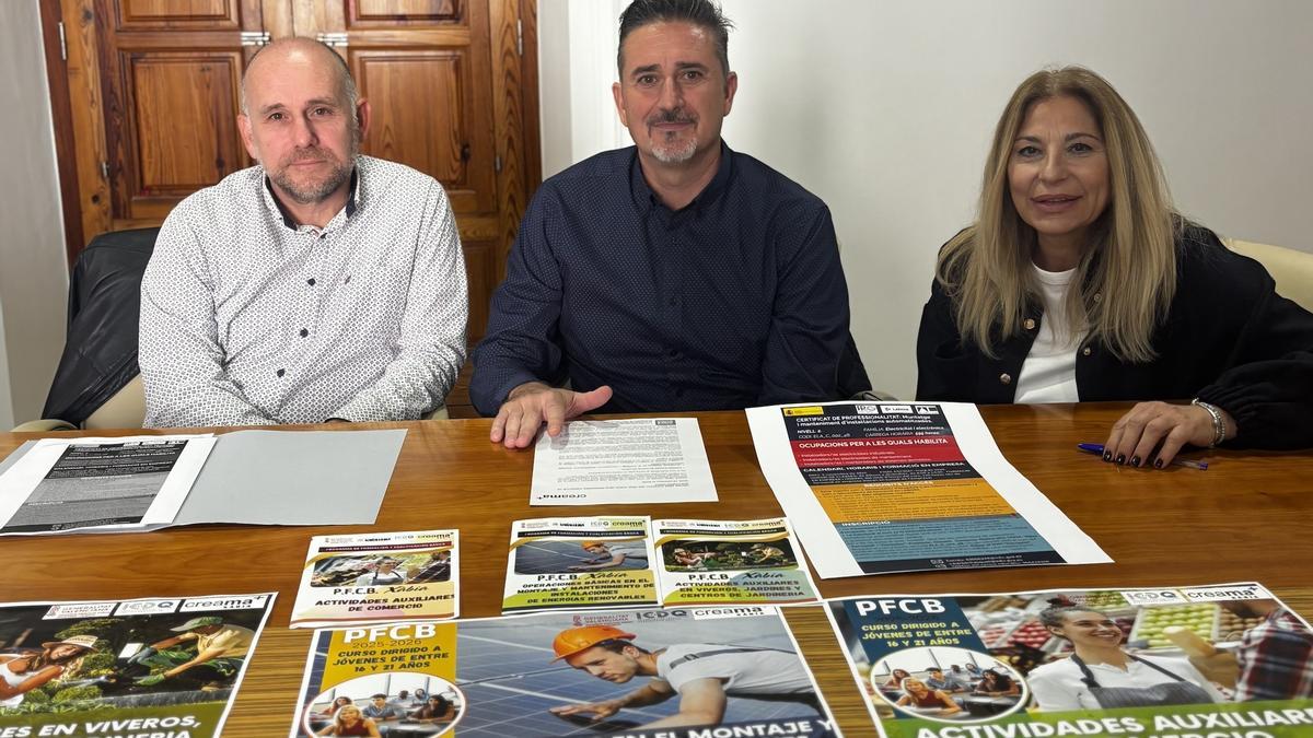 Víctor Barber, del IES Antoni Llidó, el concejal Juanlu Cardona y la técnica de Creama Josette Russo