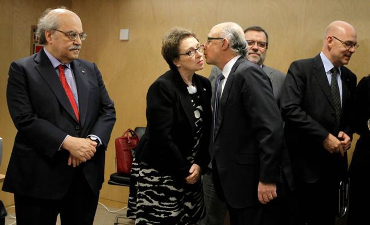 Montoro besa la consellera andalusa, Carmen Martínez, al costat d’Adreu Mas-Colell. Montoro besa la consellera andalusa, Carmen Martínez, al costat d’Adreu Mas-Colell.