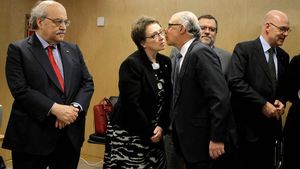 Montoro besa la consellera andalusa, Carmen Martínez, al costat d’Adreu Mas-Colell.