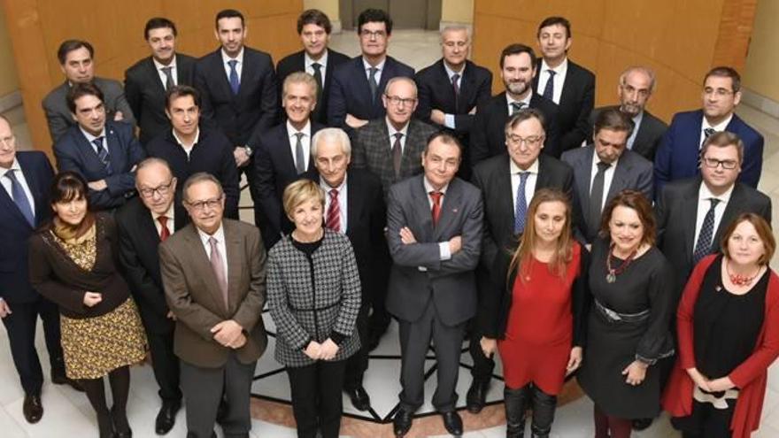 El comité ejecutivo de la CEV junto a los invitados de Alicante y Castelló que asistieron ayer a la reunión.