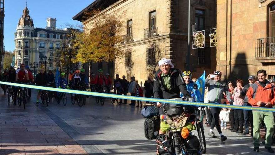 Álvaro Neil, llegando a la meta de la plaza de la Catedral.