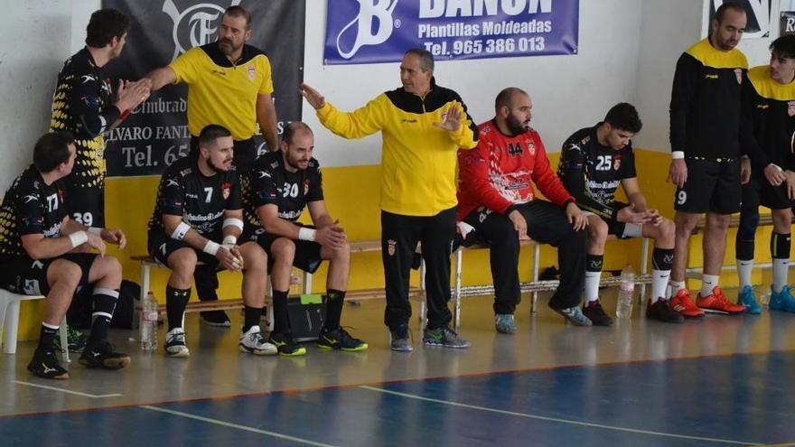 Aldeguer en el banquillo del equipo eldense.