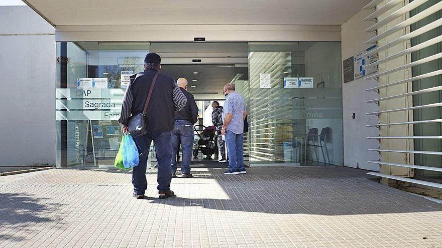 Usuaris fent cua en un CAP de Manresa