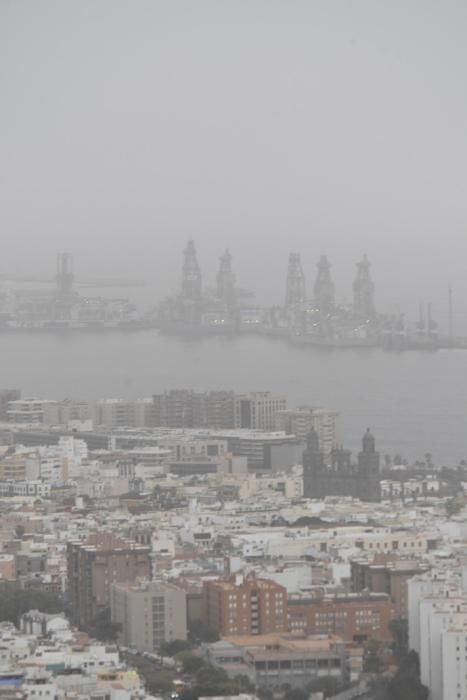 24-02-20 LAS PALMAS DE GRAN CANARIA. DIFERNETES LUGARES. LAS PALMAS DE GRAN CANARIA. METEOROLOGIA. Calima.    Fotos: Juan Castro.