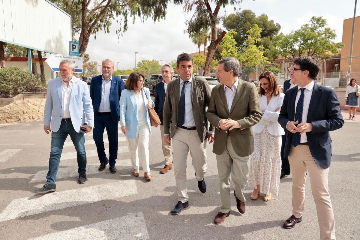Mazón, acompañado por el conseller de Sanidad, el alcalde, la director del Hospital y los rectores de la UA y la UMH