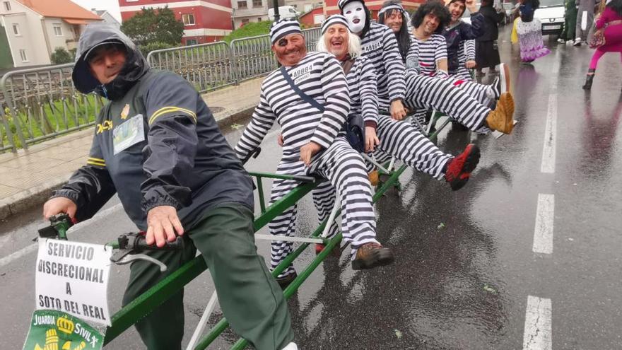 Participantes en el Enterro da Sardiña, esta tarde, en Moaña.//Santos Álvarez