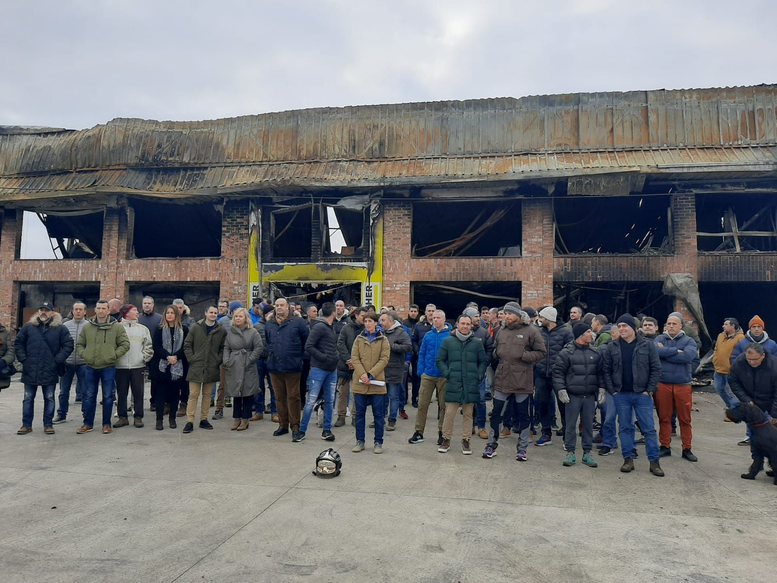 Los bomberos claman por más medios: así quedó la nave de El Berrón arrasada por el fuego