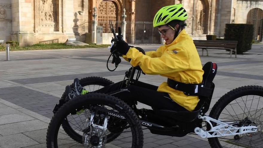 El coruñés Pedro Vázquez, ayer, en León con su bicicleta adaptada.