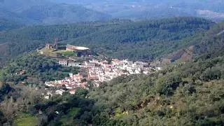 Dos jóvenes hospitalizados tras caer por un barranco en Almonaster la Real, en Huelva