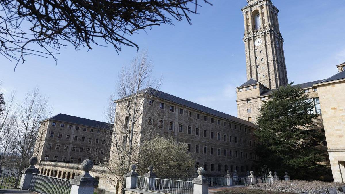 A la izquierda, claustro donde se ubicará la nueva Facultad de Enfermería.