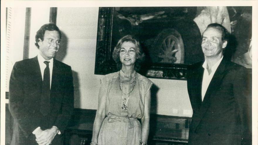 La noche en que Julio Iglesias interrumpió un concierto en Palma para piropear al Rey: "En toda mi vida no he conocido un tío más simpático"