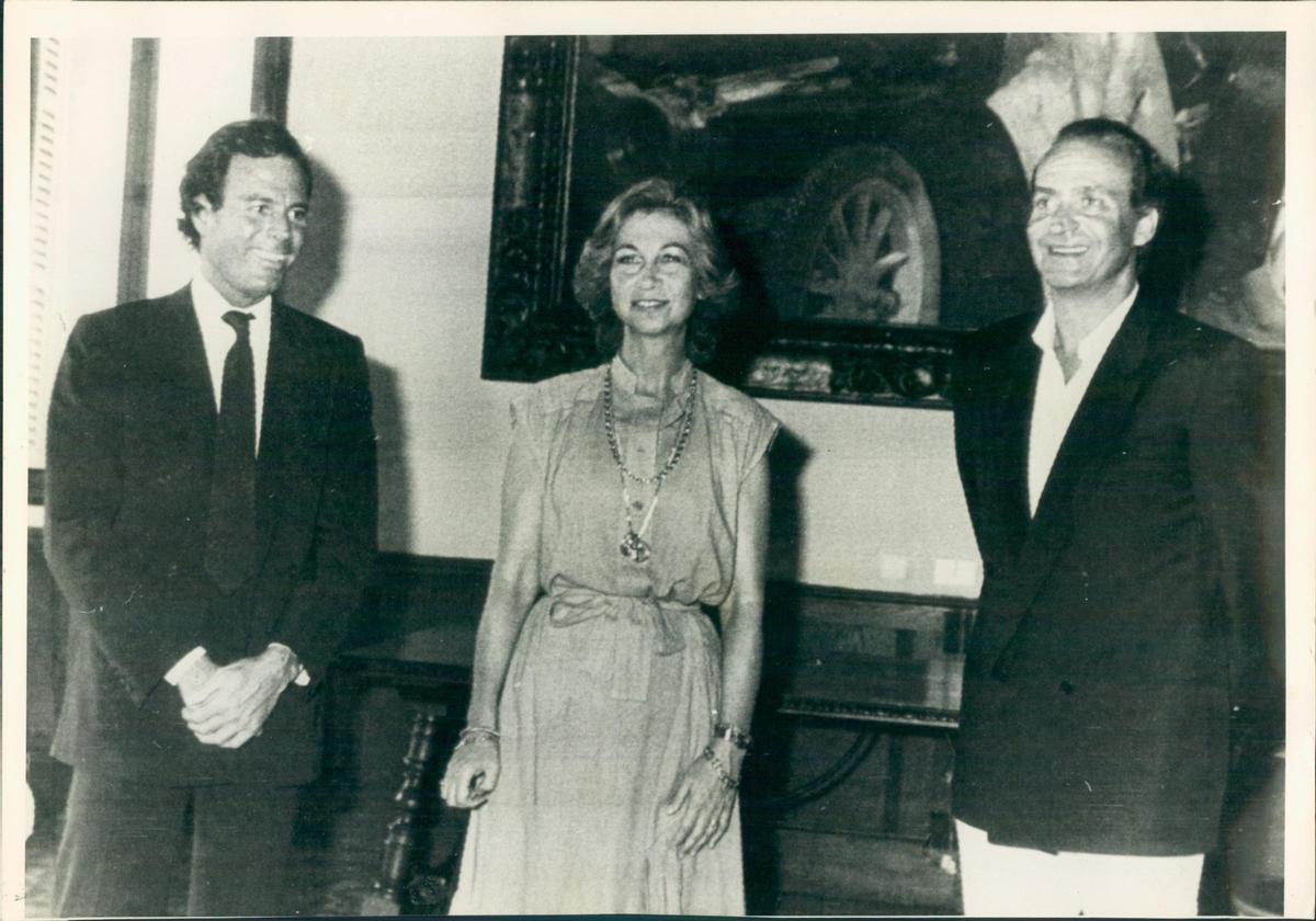 Julio Iglesias, con los Reyes en Marivent, para quienes cantó en un histórico concierto en Palma el 8 de agosto de 1983