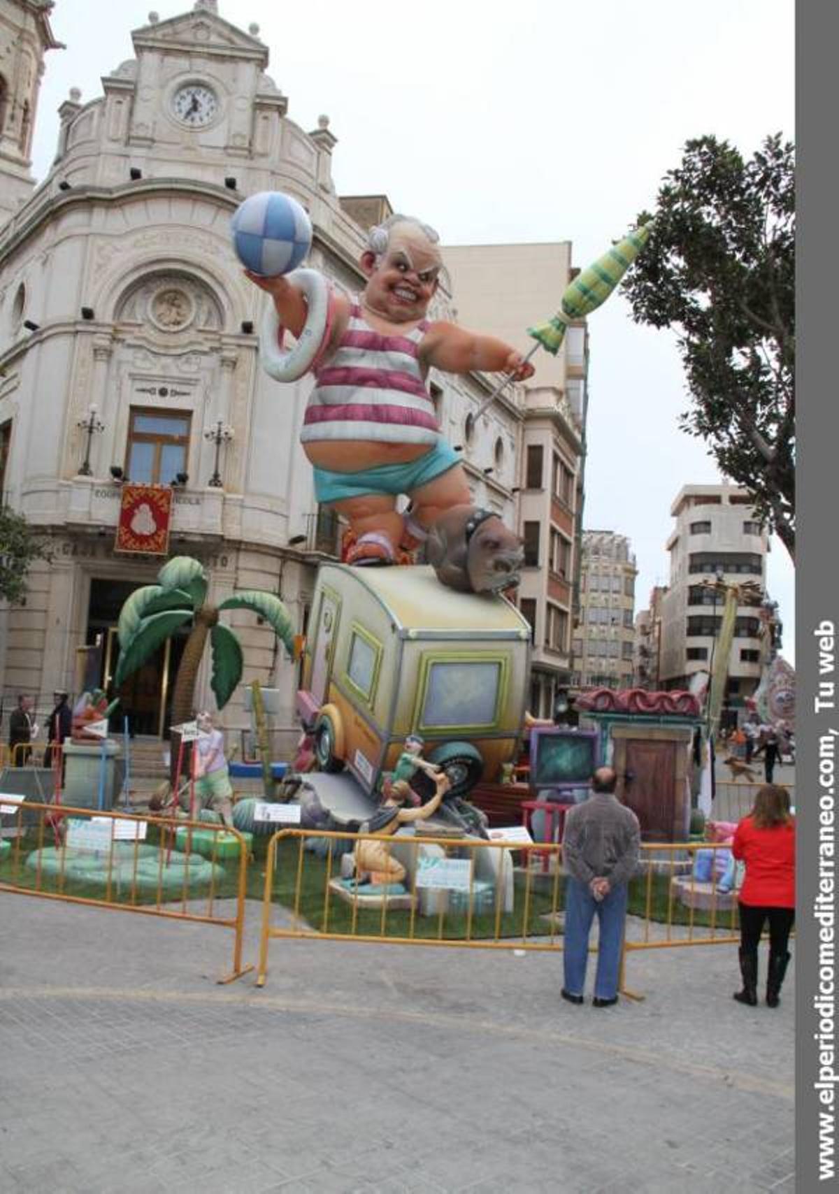 Las reinas falleras de Burriana visitan los monumentos