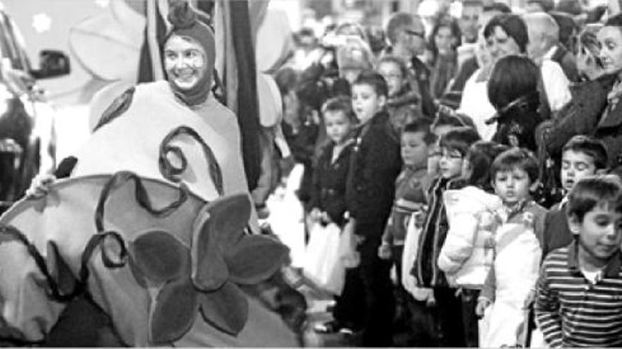 Melchor, Gaspar y Baltasar repartieron kilos y kilos de caramelos y confeti durante todo el desfile por las principales calles de la ciudad de Castelló.