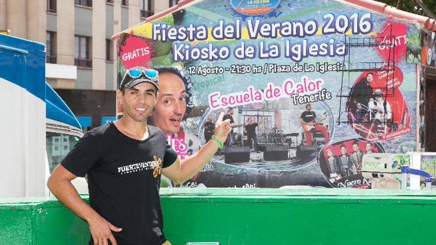 Orlando Darias junto al cartel anunciador de la fiesta y la foto de Arístides.