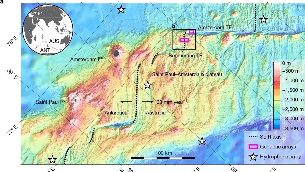 Vista global de la meseta submarina de Amsterdam Sant Paul y su dorsal en la que se produjo el fenómeno de la formación de corteza oceánica (recuadro en el mapa).