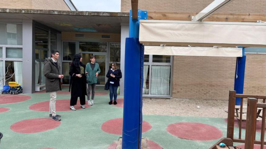 La alcaldesa Orduna en su visita al centro escolar. | AYUNTAMIENTO DE HUESCA