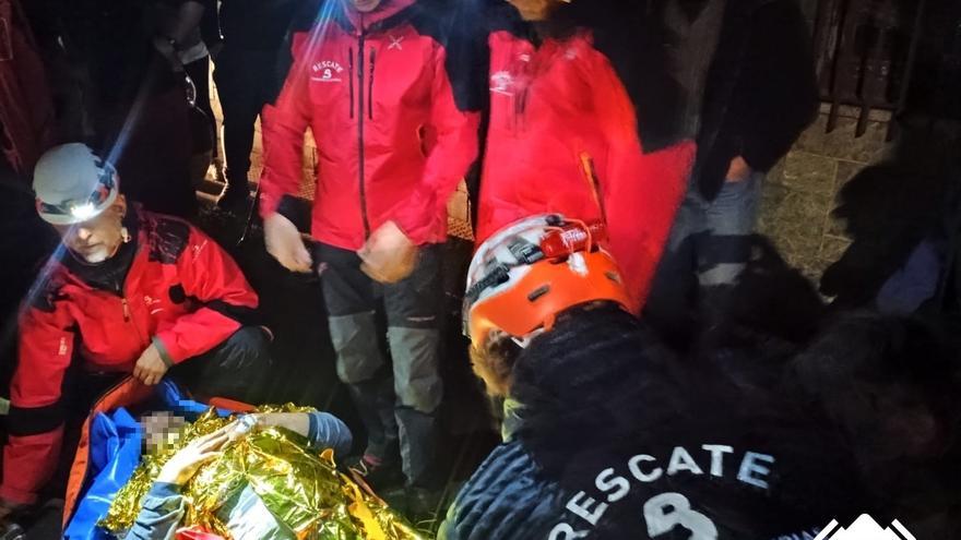 Rescatado en Aller un hombre que cayó por un desnivel de unos 300 metros en una pista forestal