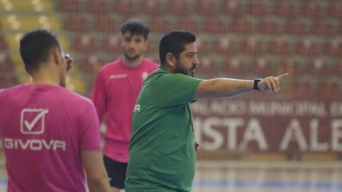 Josan González da instruccciones en el entrenamiento de este sábado.