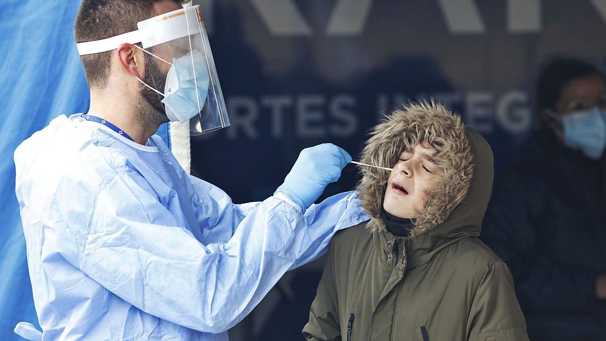 Un estudiante se somete a la toma de muestras para la prueba PCR, ayer en Grado.