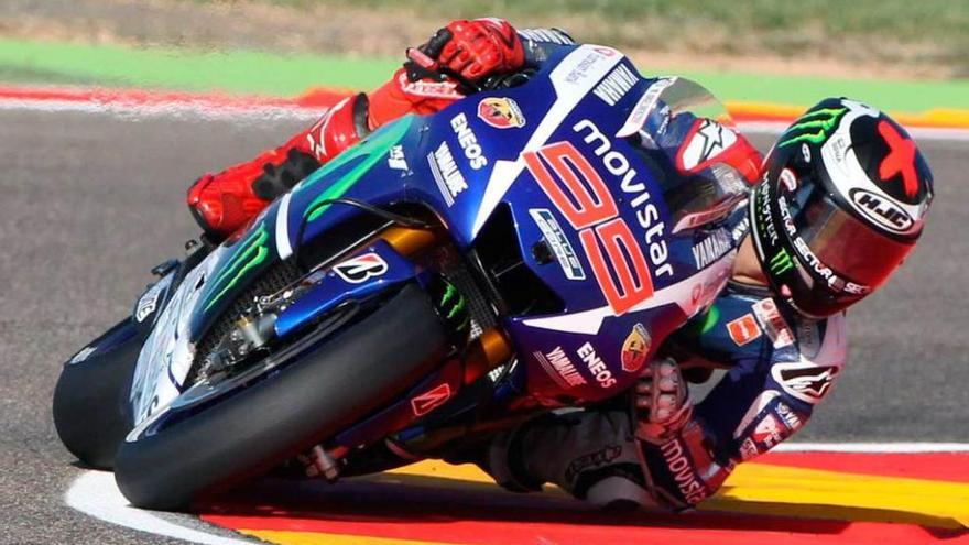 Jorge Lorenzo toma una curva durante los entrenamientos de ayer en Alcañiz.