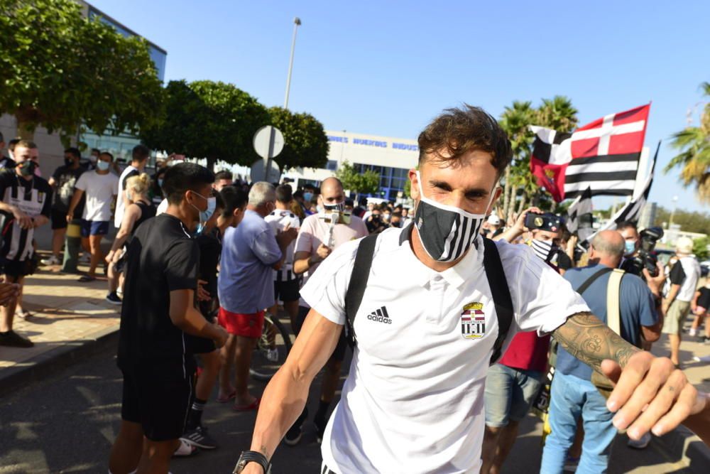 Llegada de los jugadores del FC Cartagena a la ciudad portuaria